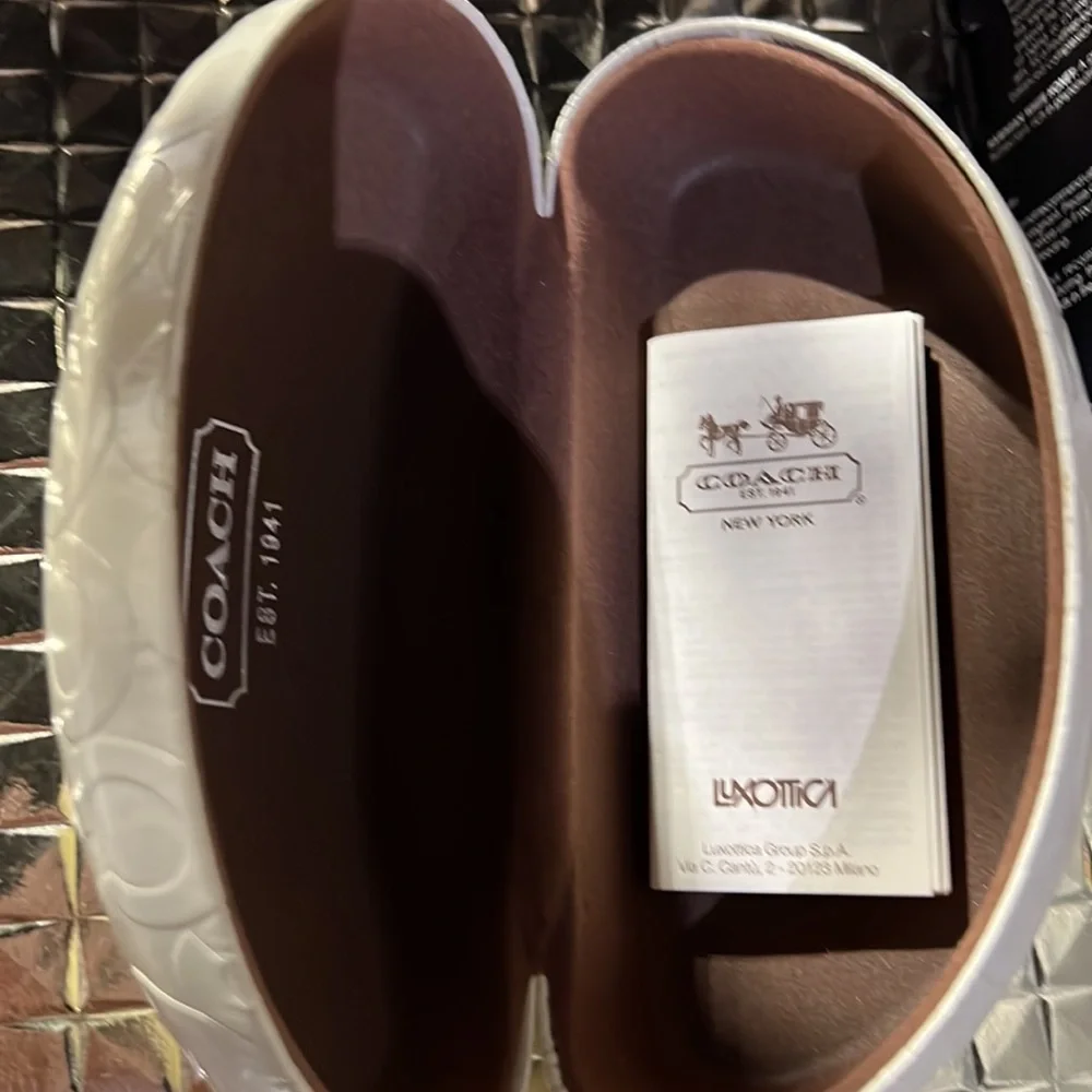 COACH Eyeglass Hard Case OFF WHITE EMBOSSED SIGNATURE Faux PATENT Leather - Picture 5 of 7